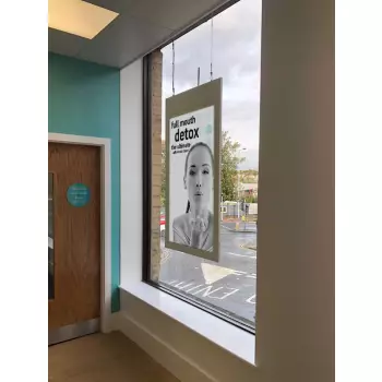 Dwustronny ekran witrynowy, wiszący