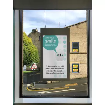 Dwustronny ekran witrynowy, wiszący