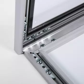 Gablota na menu z panelem na logo