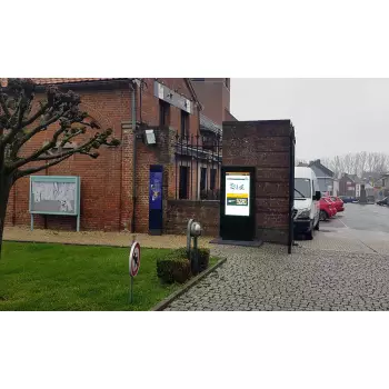 Zewnętrzny totem reklamowy 55 cali