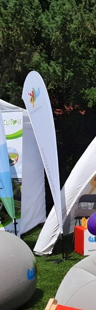 flaga reklamowa na podstawie krzyżakowej z obciążnikiem zastosowanie eventowe