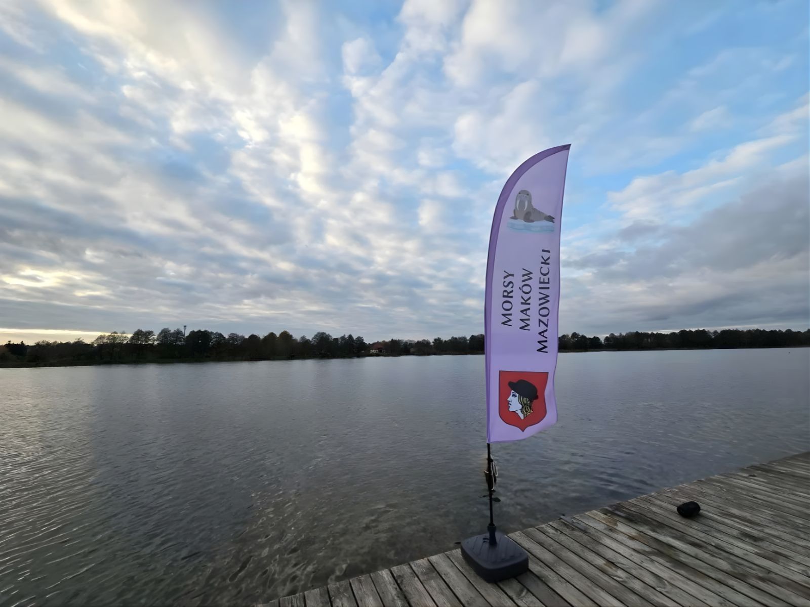 flaga reklamowa beachflag nad jeziorem na pomoście reklama outdoor widoczność z daleka