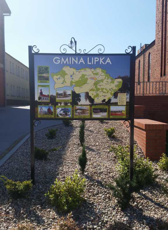 Czarna, duża gablota wolnostojąca na słupkach, przeznaczona do prezentacji ogłoszeń na zewnątrz, otwarta, bez systemu zamykania.