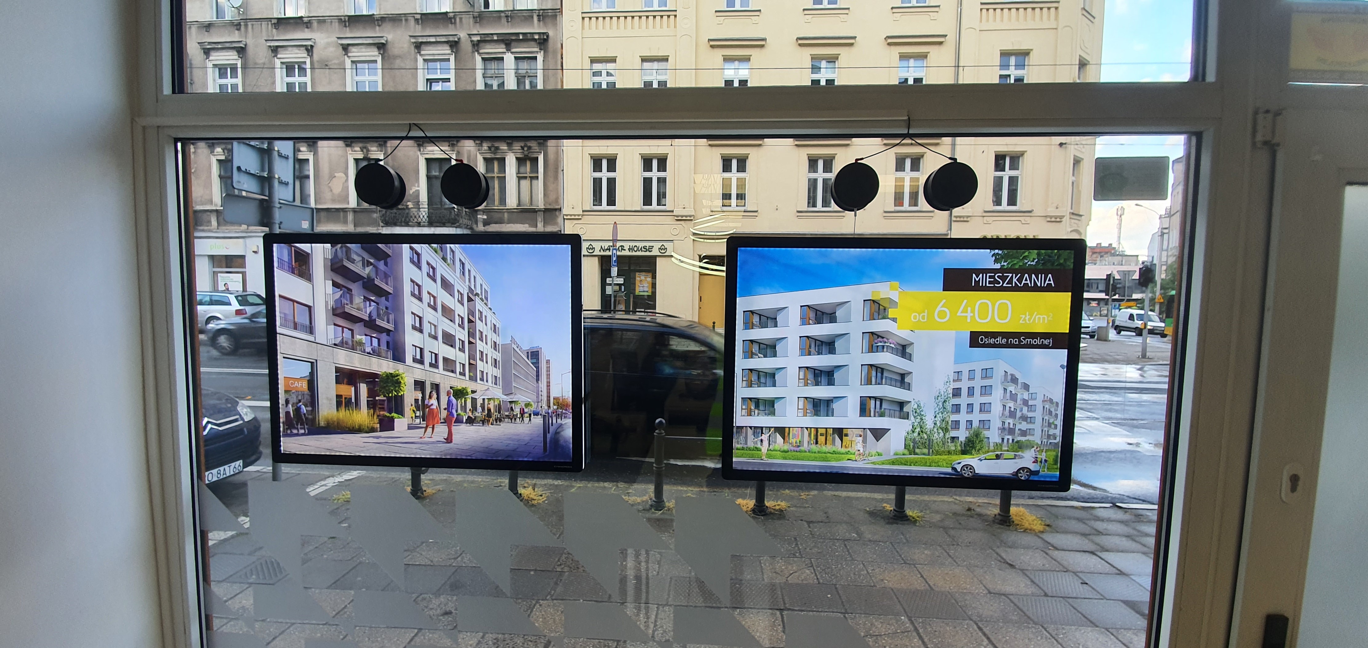 Monitory witrynowe z reklamą nieruchomości – digital signage w witrynie biura