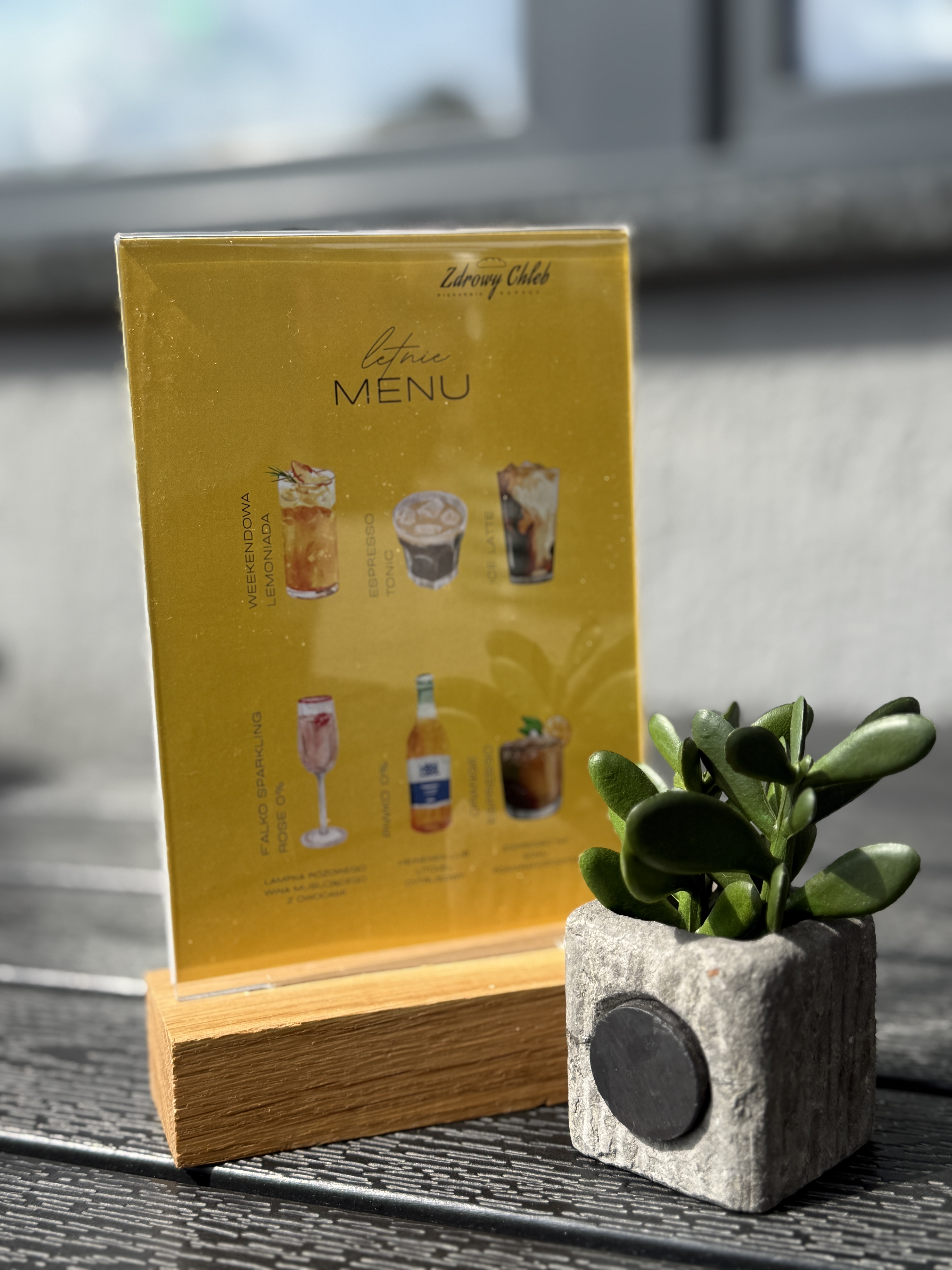 sezonowe menu w stojaku reklamowym na stoliku w kawiarni