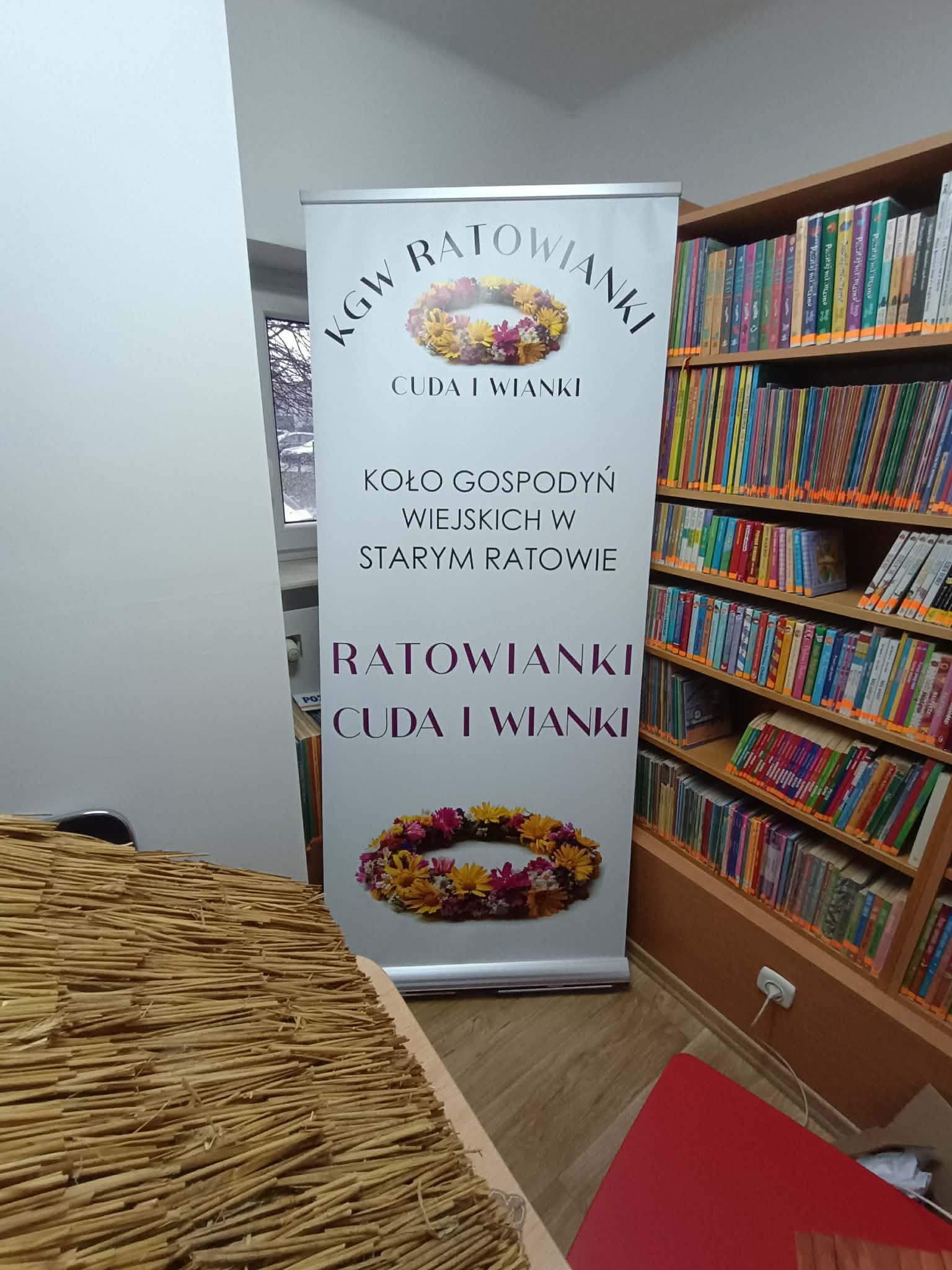 Roll-up reklamowy KGW Ratowianki prezentowany wewnątrz pomieszczenia podczas wydarzenia