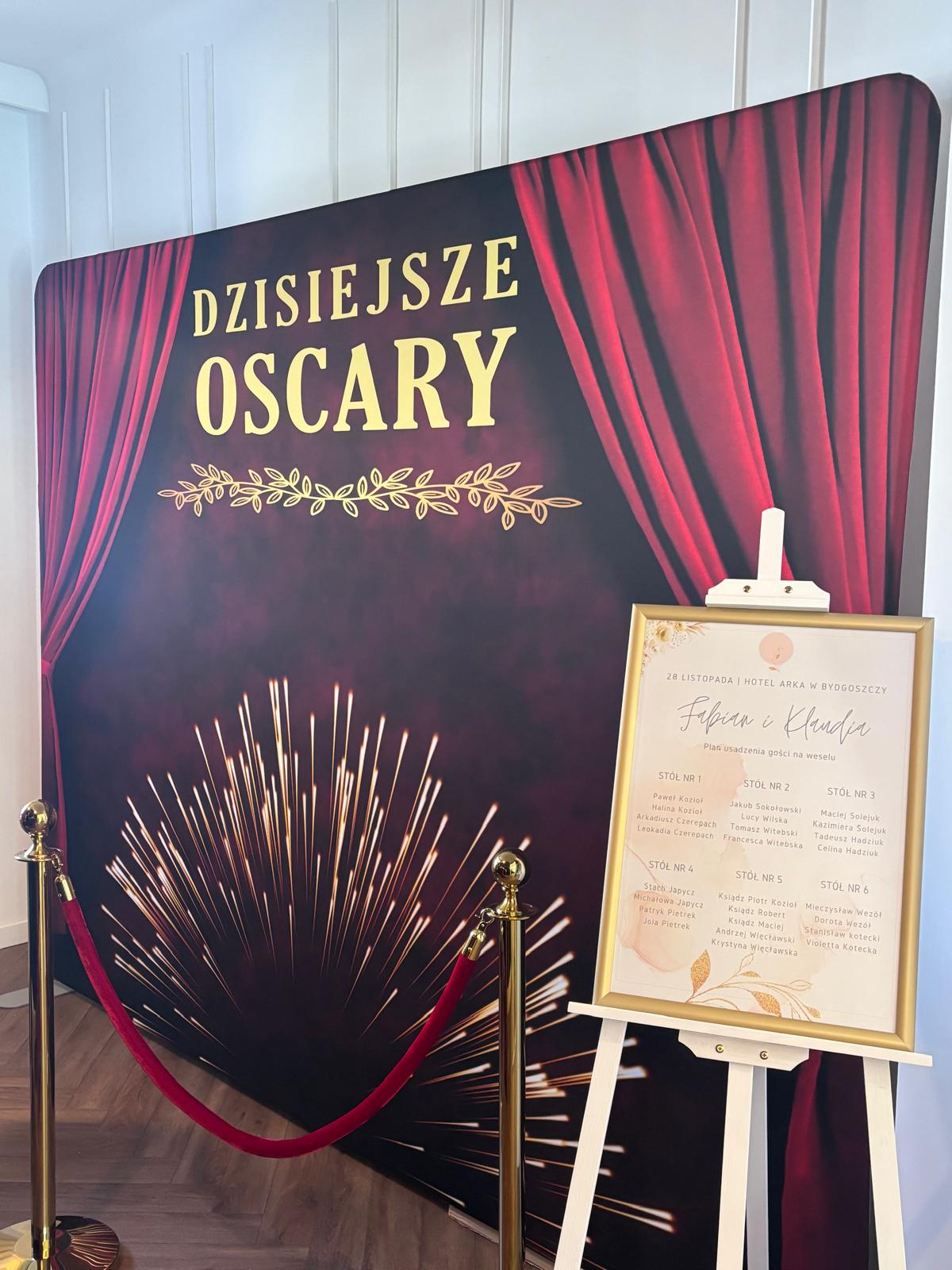 Ścianka promocyjna w stylu filmowym z napisem „Dzisiejsze Oscary”, ustawiona jako tło dekoracyjne.