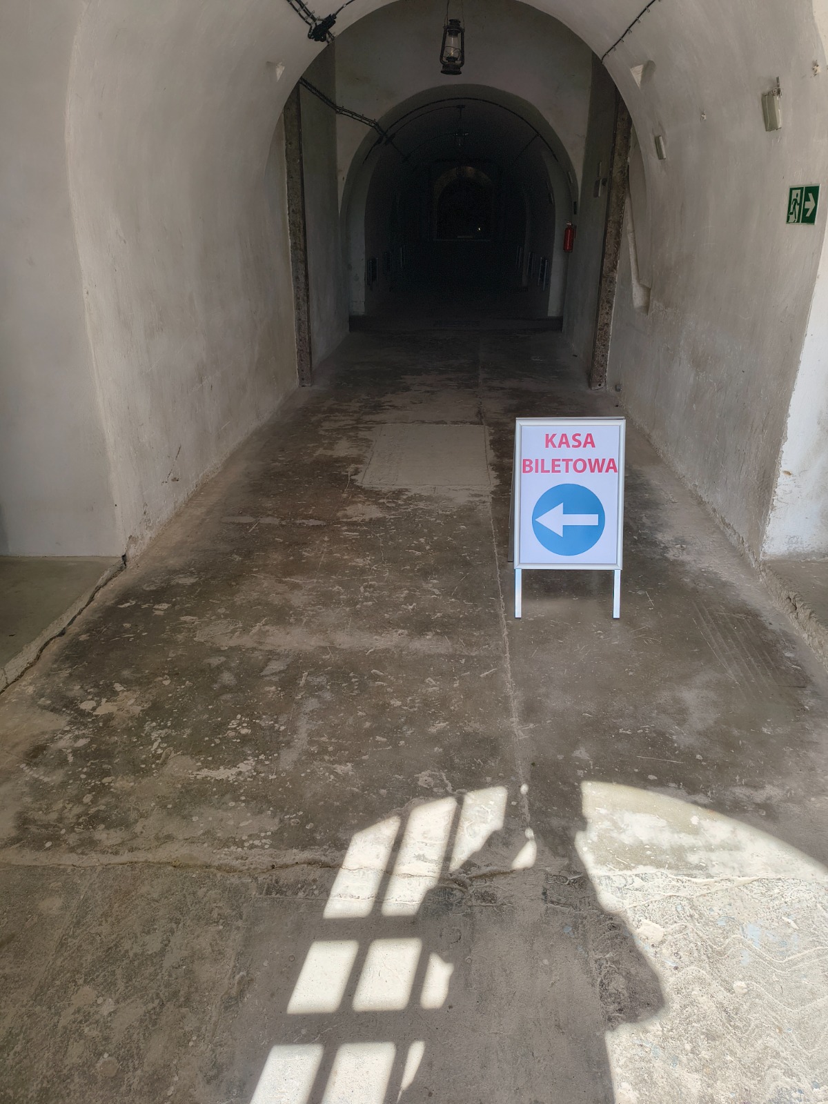 potykacz reklamowy z kierunkowym oznaczeniem kasa biletowa w przejściu