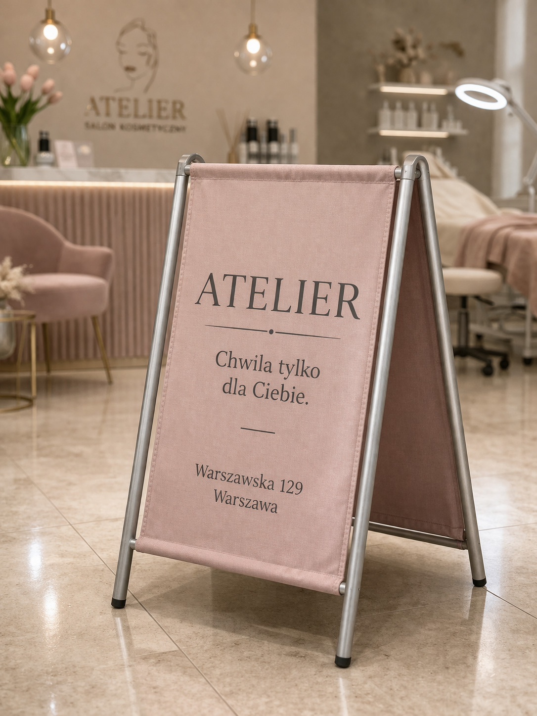 potykacz tekstylny w salonie kosmetycznym z nadrukiem atelier