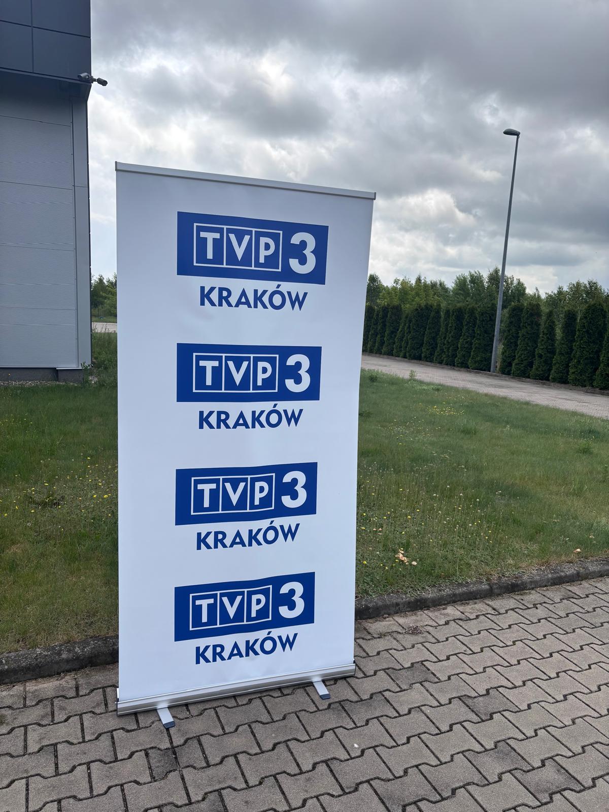 roll up dobra grafika przykład czytelny branding roll up prosty projekt reklamy TVP3 Kraków