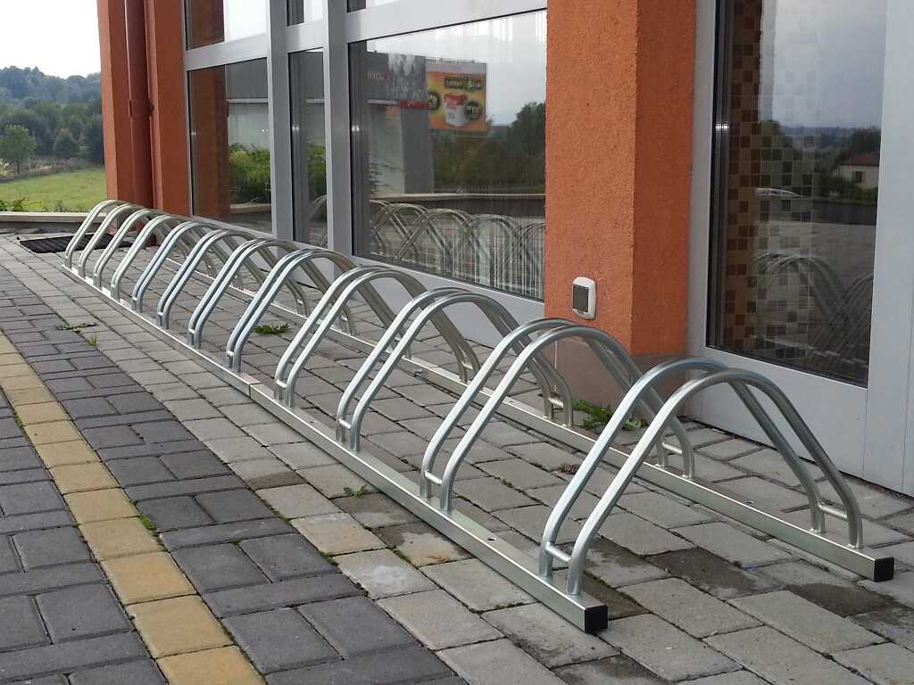 stojak rowerowy przed budynkiem przy wejściu