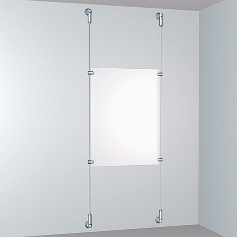 Grafika przedstawiająca tradycyjny system linkowy mocowany od ściany do ściany. System składa się ze stalowych linek rozpiętych pionowo, z zawieszoną pośrodku przezroczystą akrylową kieszenią na materiały reklamowe lub informacyjne. Konstrukcja jest minimalistyczna, prosta i estetyczna.