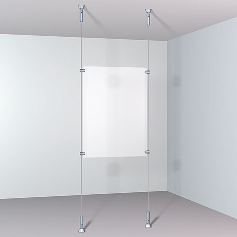 altGrafika przedstawiająca tradycyjny system linkowy mocowany od sufitu do podłogi. System składa się ze stalowych linek rozpiętych pionowo, z zawieszoną pośrodku przezroczystą akrylową kieszenią na materiały reklamowe lub informacyjne. Konstrukcja jest minimalistyczna, prosta i estetyczna.