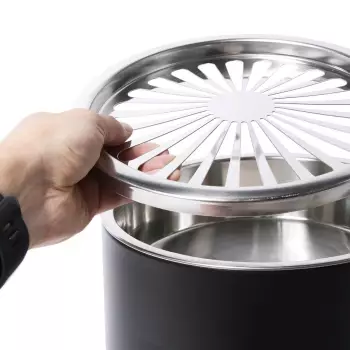 Metalowy kosz na śmieci z popielniczką