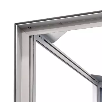 Wieża tekstylna z czterostronną ekspozycją